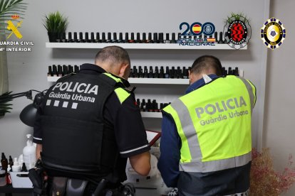 Un instant d'una inspecció en un local de Tarragona.