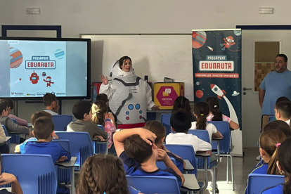 Primera entrega de passaports a l'escola La Salle de Torreforta.