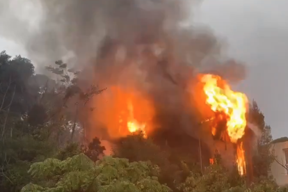 Imatge de l'incendi a la casa de fusta provocat per un llamp