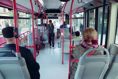 Imatge d’arxiu de l’interior d’un autobús de l’Empresa Municipal de Transports amb diversos passatgers a bord.