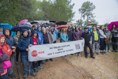 Desenes de persones van participar en la caminada, que va durar una hora i mitja, tot i la puja