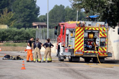 Imatge dels Bombers treballant a Flix en la fuita d'un dipòsit d'hidrocarburs liquats d'un camió cisterna.