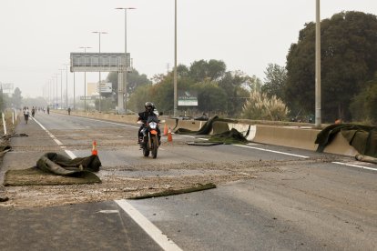 Multiples persones transiten per la CV-36 entre València i Paiporta quan el trànsit està tallat a gran part de les carreteres de la província.