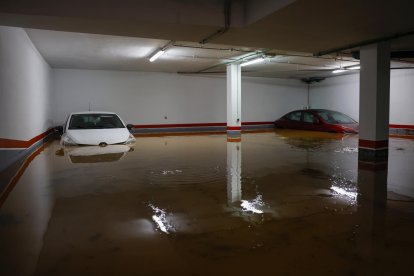 Vista general de un garaje anegado a causa de las lluvias torrenciales que afectan a la Comunitat Valenciana