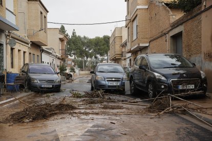 Estado en el que se encuentra una de las calles anegadas por las intensas lluvias de la fuerte dana en Valencia.