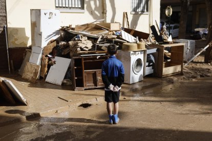 Labores de limpieza en una calle de la localidad de Masanasa, en Valencia, este sábado, una de las zonas más afectadas por la dana que ha provocado ya 211 víctimas mortales en la Comunidad Valenciana