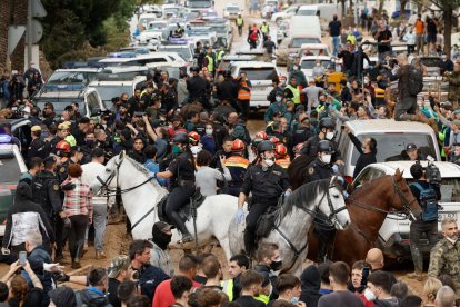 Desplegament de la Guàrdia Civil a cavall a Paiporta per protegir el rei Felip VI