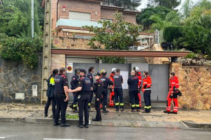 Imatge de Mossos i Bombers preparant l'operativa per a entrar.