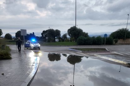 Una carretera de Reus amb acumulació d'aigua per la DANA.