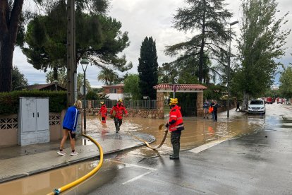 Imatge dels Bombers treballant en un carrer afectat a la Móra.