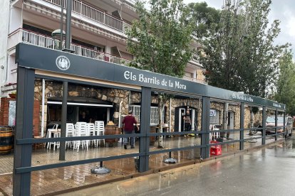 El bar Els barrils de la Móra s'ha vist afectat per les inundacions.