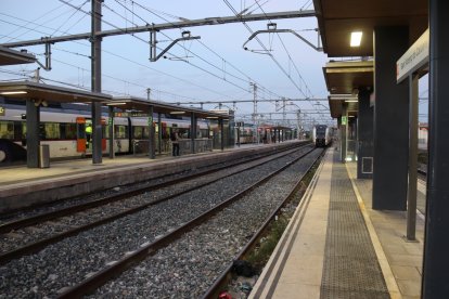 Tren aproximant-se a Sant Vicenç de Calders.