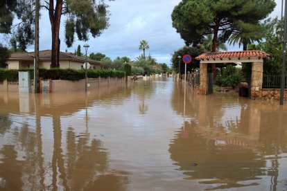 Un dels carrers inundats de la urbanització La Móra de Tarragona.