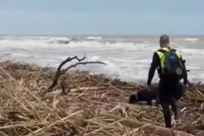 La Guàrdia Civil busca a la platja de Sueca desapareguts per la DANA.