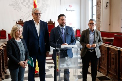 L'alcalde de Tarragona, Rubén Viñuales, compareix amb el regidor de Junts, Jordi Sendra, per anunciar un acord de pressupostos.