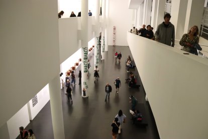 Persones visiten el MACBA durant la Nit dels Museus