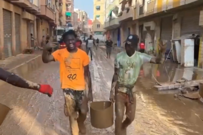 Imatge de dos dels voluntaris a València