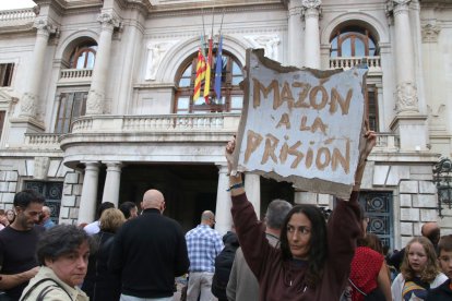 Una manifestant demana la dimissió de Mazón davant l'Ajuntament de València