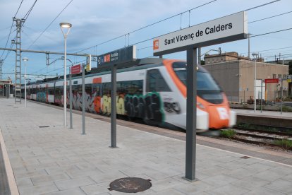 Un tren de la línia R4 a l'estació de Sant Vicenç de Calders