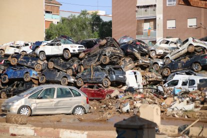 Piles de cotxes a l'entrada d'Alfafar (València)