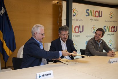 Signatura oficial de l’acord de nominació de Salou com a capital de la Cultura Catalana 2025.