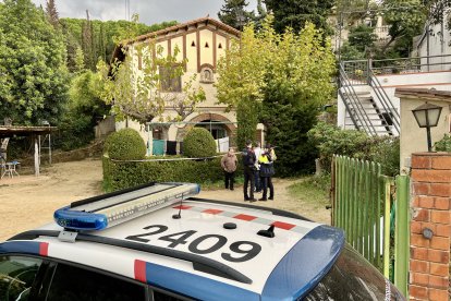 Un vehicle dels Mossos d'Esquadra davant la casa d'Arenys de Mar on han aparegut un home i el seu fill morts.