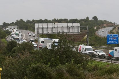 Imatge de la retenció a l'AP-7 a Altafulla, que es troba tallada per les restriccions de mobilitat.