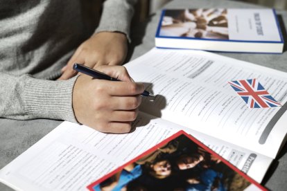 Imatge d'un alumne fent exercissis d'un 'Workbook'.