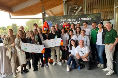 Els representants de Fundació PortAventura, Ceepsir Escola Solc i Fundació Bara durant l’entrega dels xecs.