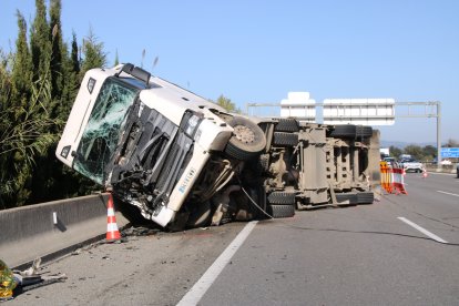 El camión accidentado esta mañana en la AP-7 a la altura de Vilabreix