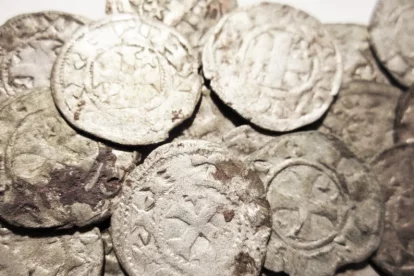 Imatge d'arxiu de monedes de billons de plata del segle XII