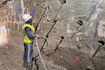 Obres al túnel de Roda de Berà.