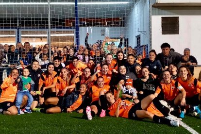 La plantilla del CF Icomar celebrant la victòria contra el Nàstic la setmana passada amb la seva afició.