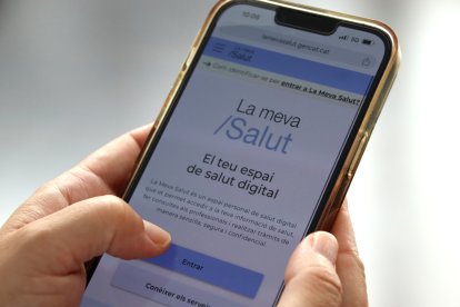 Una persona consulta l'espai de La Meva Salut a través de l'app.