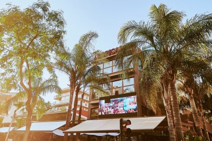 Imatge de l'edifici de la discoteca Tropical Salou.