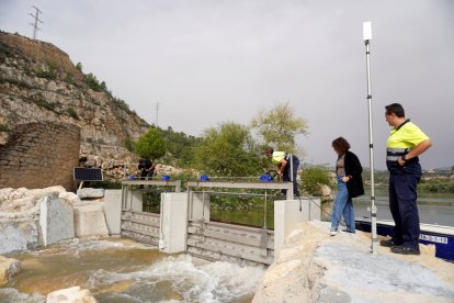 Aixecament de les comportes de la rampa de peixos de l'assut de Xerta amb la directora de l'IDECE, Norma Pujol.