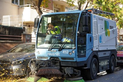 Una màquina recull les fulles dels carrers de Reus.