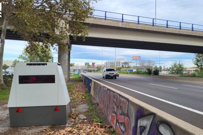 Els primers dos radars en remolc s'han col·locat en dos punts negres a la C-31 a Bellvitge i a l’AP-7 a Santa Perpètua de Mogoda.