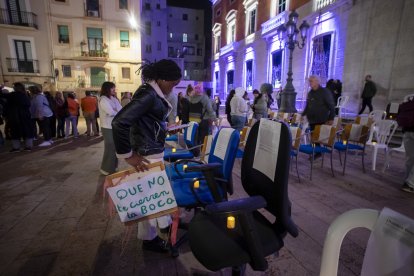 Es van col·locar 42 cadires a la plaça de la Font en memòria de les 42 dones assassinades aquest 2024 per violència masclista.