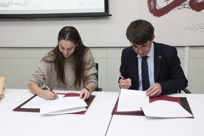 La besneta d'Antoni Rovira i Virgili i el rector de la Universitat Rovira i Virgili signant el contracte de cessió de drets.