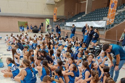 Els equips femenins del CB Cambrils el darrer diumenge durant la presentació.