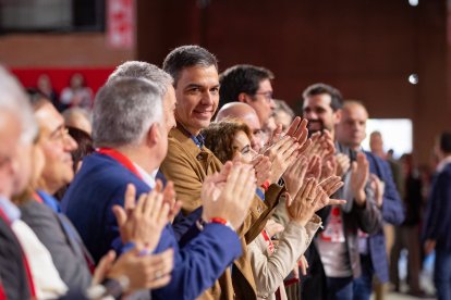 Pedro Sánchez i diversos dirigents del PSOE, aquest dissabte a un acte del Congrés de Sevilla