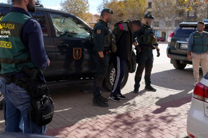 Un dels detinguts per arrencar caixers automàtics amb camions pluma.