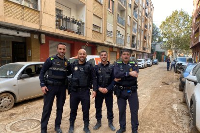 Imatge dels membres de la Policia de Cambrils a Alfafar.