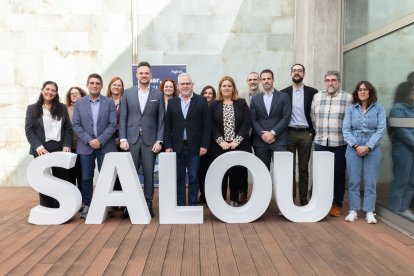 Imatge de grup de l’aliança, amb l’alcalde de Salou, Pere Granados, al centre d’aquesta.