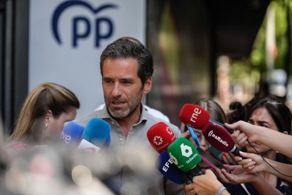 Imatge d'arxiu del portaveu del PP, Borja Sémper, a la porta de la seu del carrer Génova de Madrid