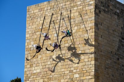 Petits i grans es van aplegar davant el monument per veure l’espectacle 'Fargar'