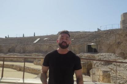 Marc Ribas presentant el programa amb l'amfiteatre darrera.