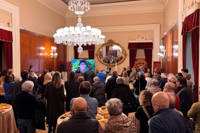 Més d’un centenar de persones, militants i simpatitzants, van assistir a la trobada de Nadal de Junts per Reus.