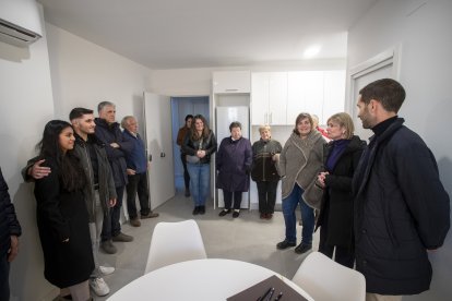 Imatges de l’entrega de claus, celebrada ahir, dels dos nous habitatges públics dels Garidells.